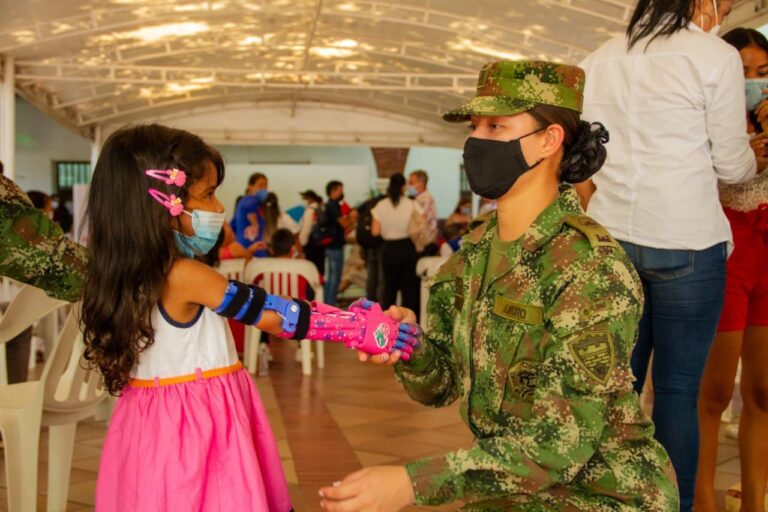 Niños y adultos de Cesar reciben prótesis entregadas por el Ejército Nacional